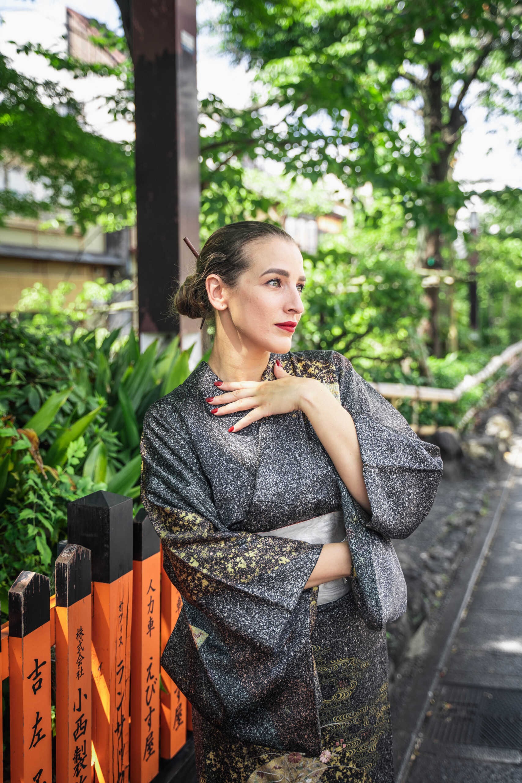 solo kimono portrait in Kyoto Gion posing