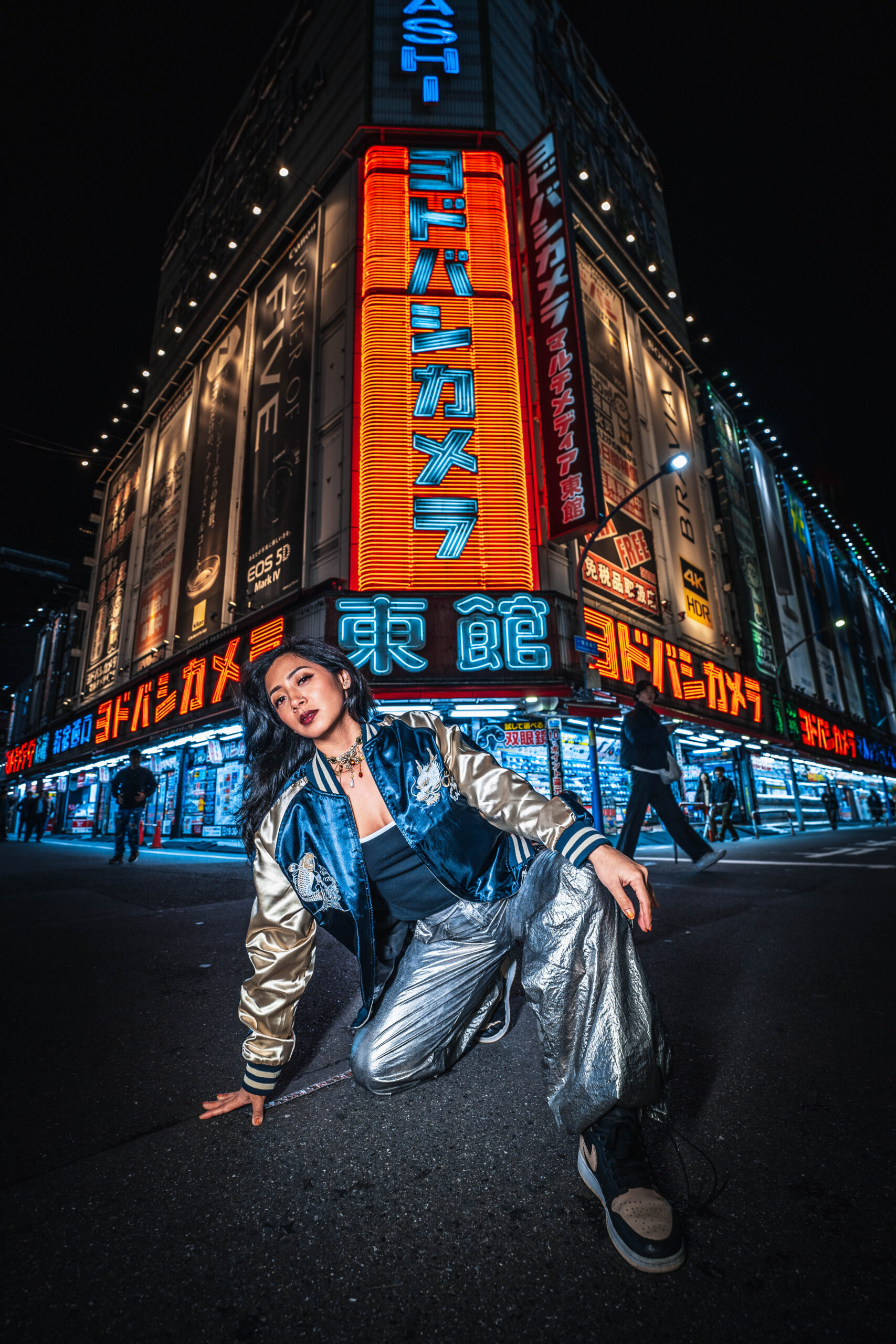 solo traveler night photoshoot in Tokyo Shinjuku with neon lights