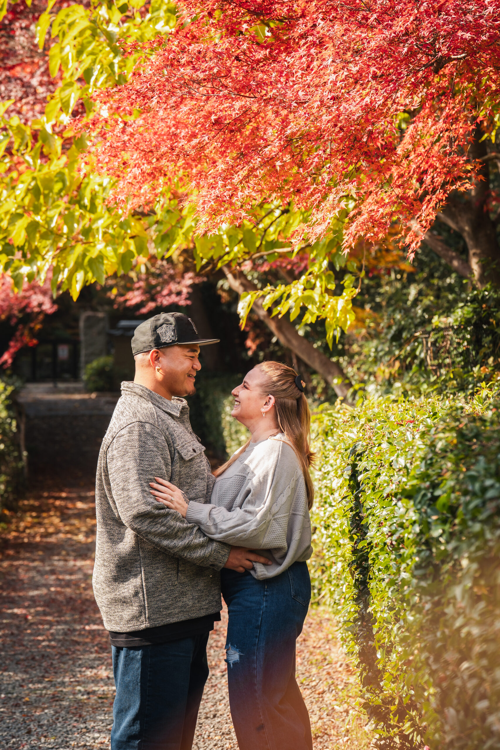 couple photoshoot in Arashiyama Kyoto with autumn leaves